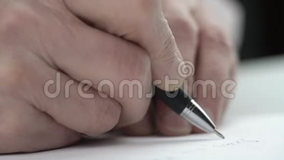 专心致志的老人用钢笔写私人信件视频的预览图
