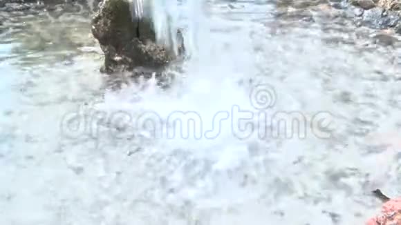 水从院子里的一个小喷泉掉进水里视频的预览图