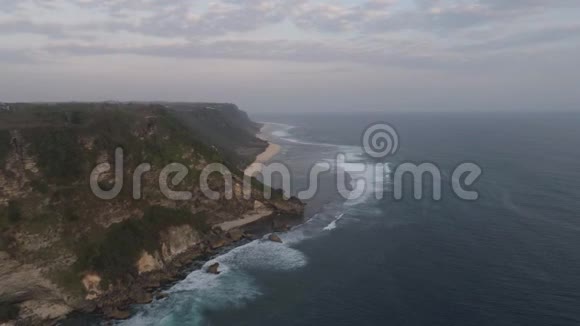 岩石和海洋巴厘岛空中观景视频的预览图