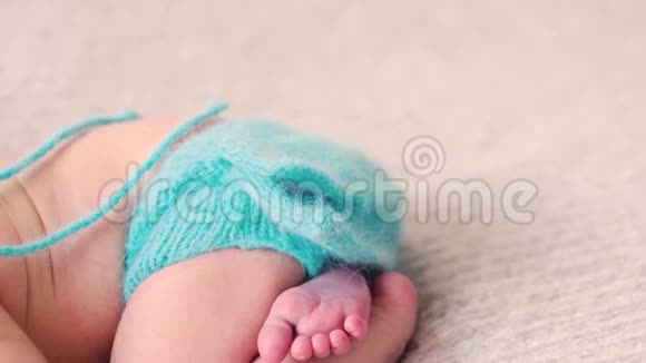 可爱的睡宝宝穿蓝色针织衣服视频的预览图