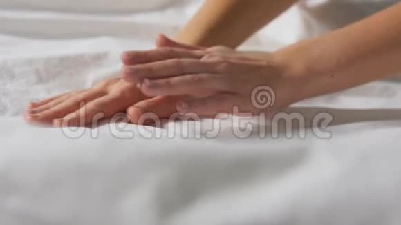 女人做床单的手视频的预览图