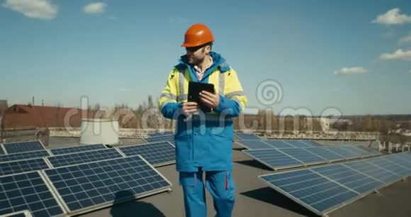 技师在太阳能电池板之间行走视频的预览图