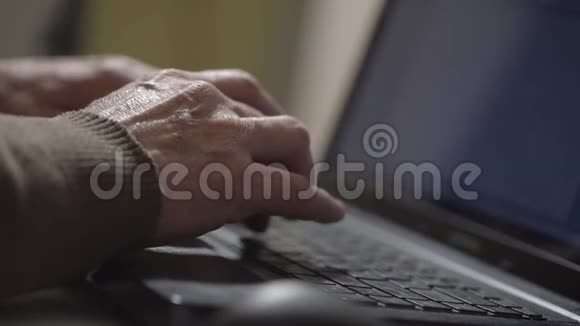 在互联网上工作的退休男子类型文件视频的预览图