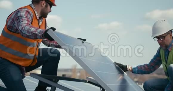 技术人员在金属支架上安装太阳能电池板视频的预览图