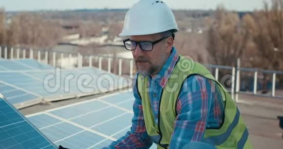 工程师解释太阳能电池板的安装视频的预览图