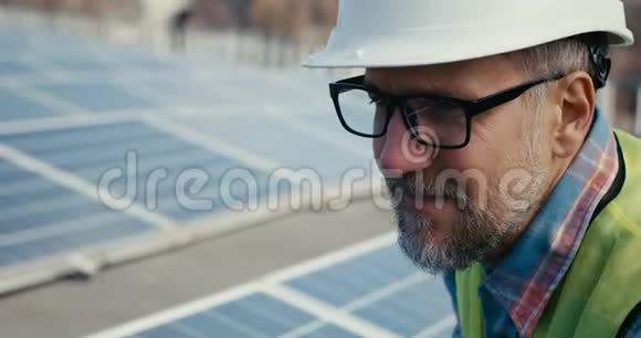 技师在太阳能电池板前跟人讲话视频的预览图