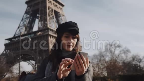 微笑美丽的年轻白种人女商人使用智能手机移动办公应用程序在巴黎工作旅行慢动作视频的预览图