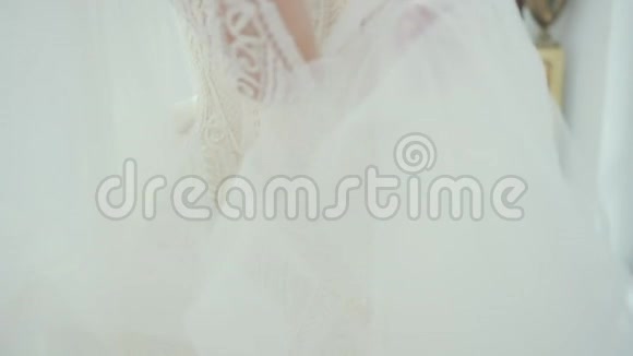 新娘穿着闪亮的白色婚纱旋转着视频的预览图