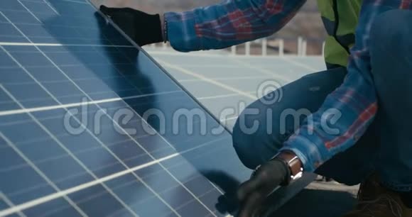 技术人员在金属支架上安装太阳能电池板视频的预览图