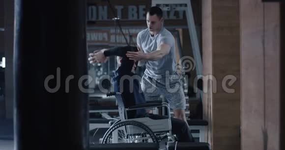 轮椅人在健身房举重视频的预览图