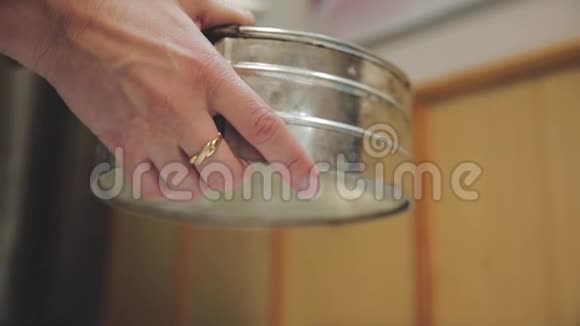 女人用面粉筛蛋糕视频的预览图