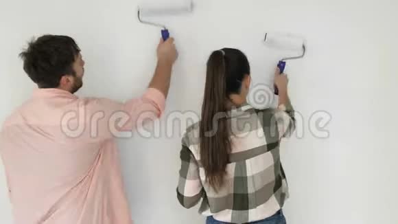 年轻的家庭完成了墙壁的油漆视频的预览图
