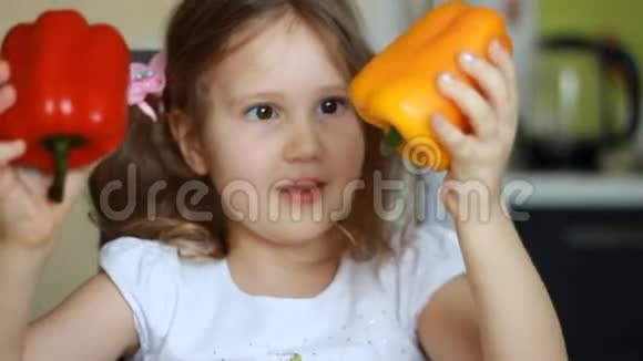 健康食品孩子在玩红辣椒和黄椒维生素素食素食主义的概念视频的预览图