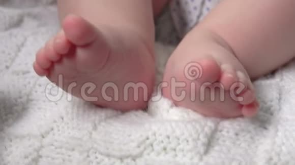 赤脚婴儿腿的特写视频的预览图