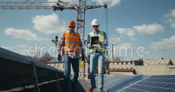 工程师和技术人员讨论太阳能电池板视频的预览图