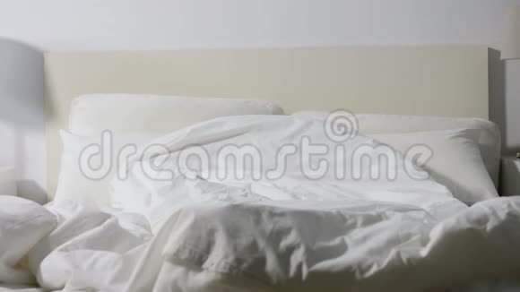 女人的手在家里的床上醒来视频的预览图