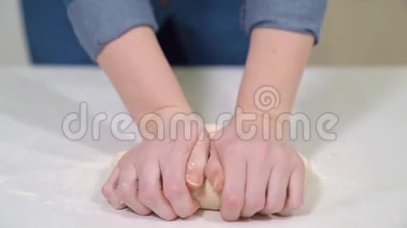 女人用手揉酵母面团做馅饼或披萨视频的预览图