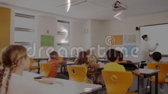 学生在课堂上举起武器屏幕上显示数字视频的预览图