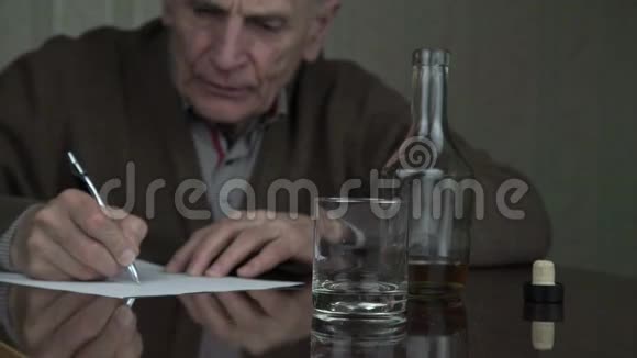 老人坐着喝透明玻璃威士忌视频的预览图
