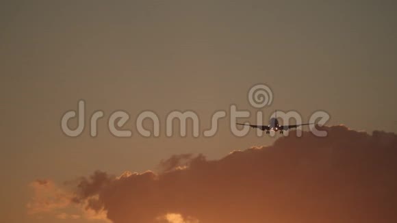 在日落的天空升起的飞机视频的预览图