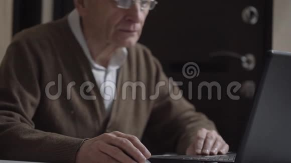 男人闲坐在笔记本电脑上寻找朋友视频的预览图