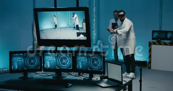 工程师在工作场所使用VR眼镜视频的预览图