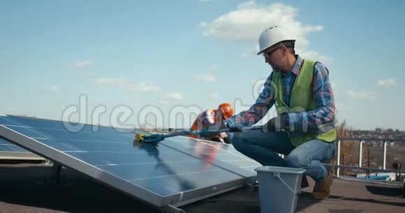 技术人员清洁和维护太阳能电池板视频的预览图