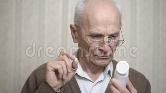 养老金领取者用手指摸索着看一瓶药视频的预览图