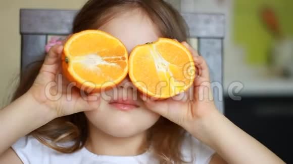 在孩子的手里合上橙色小女孩玩两个橡皮泥视频的预览图