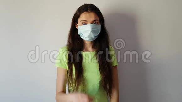 一个悲伤的黑发女人摘下她的医疗面具流感感染和流行病期间的呼吸系统保护视频的预览图