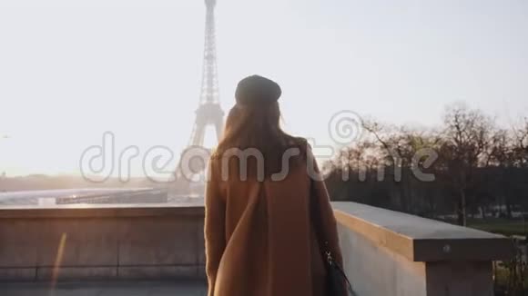 快乐美丽的黑发旅游妇女摆着兴奋的埃菲尔铁塔观景秋巴黎度假慢动作视频的预览图