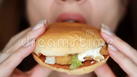 女人吃汉堡包口和食物特写吃快餐女性手中的汉堡有选择的焦点视频的预览图