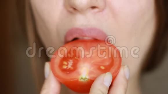 吃红番茄的女人素食特写视频的预览图