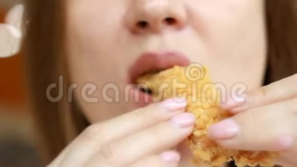 把在快餐店吃鸡块的女人关起来视频的预览图