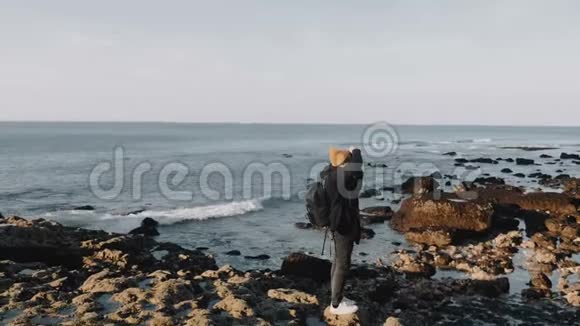 快乐的男性游客站在岩石Etretat海滩拍摄惊人的阳光诺曼底白色悬崖缓慢的运动视频的预览图