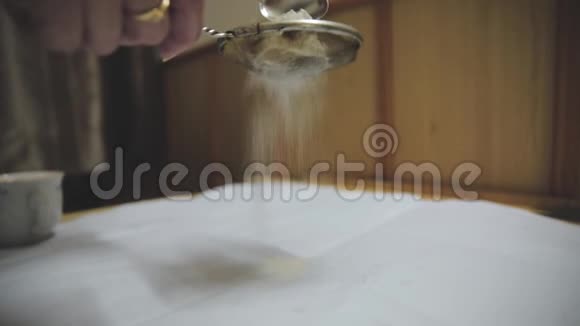 女人用面粉筛蛋糕视频的预览图