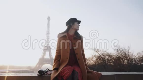 美丽幸福的白种人旅游妇女坐着摆姿势在史诗般的日出巴黎埃菲尔铁塔天景慢动作视频的预览图