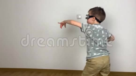 戴眼镜的小男孩无私地跳着滑稽的舞蹈和傻瓜在周围创造性的概念视频的预览图