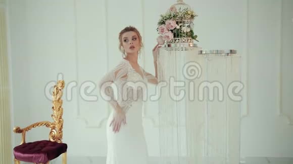 身着白色婚纱的金发新娘的特写镜头视频的预览图