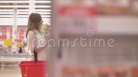 杂货店或超市出售购物消费主义的女菜篮视频的预览图
