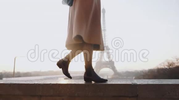 在巴黎浪漫的埃菲尔铁塔慢动作中美丽快乐的女游客腿上行走微笑视频的预览图