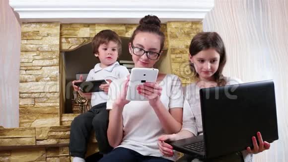 孩子们一起玩一起笑年轻的家庭成员在家里社交视频的预览图