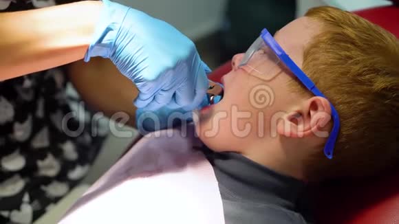 牙医眼泪男孩牙齿真正的时刻视频的预览图