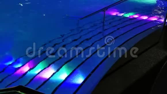 游泳池楼梯五颜六色的照明夜视频的预览图