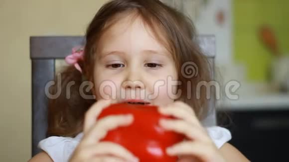 可爱的女婴在厨房吃健康的食物红辣椒维生素素食素食主义的概念视频的预览图