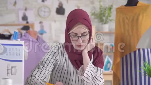 年轻的穆斯林女时装设计师在国家头巾有困难的想法没有灵感视频的预览图