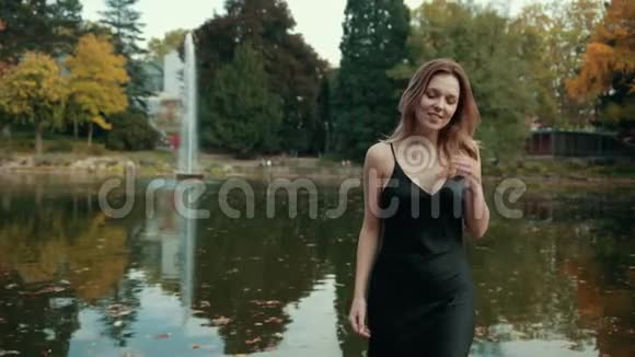 女模特走过码头的桥在植物园旋转视频的预览图