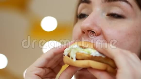 女人吃三明治肖像特写女口特写和快餐汉堡有选择的焦点视频的预览图