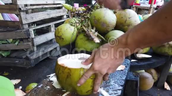 男人切新鲜椰子视频的预览图