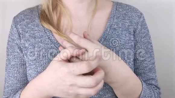 手干及皮肤脱皮真菌病那个女孩向医生皮肤科医生举手滋润双手和视频的预览图